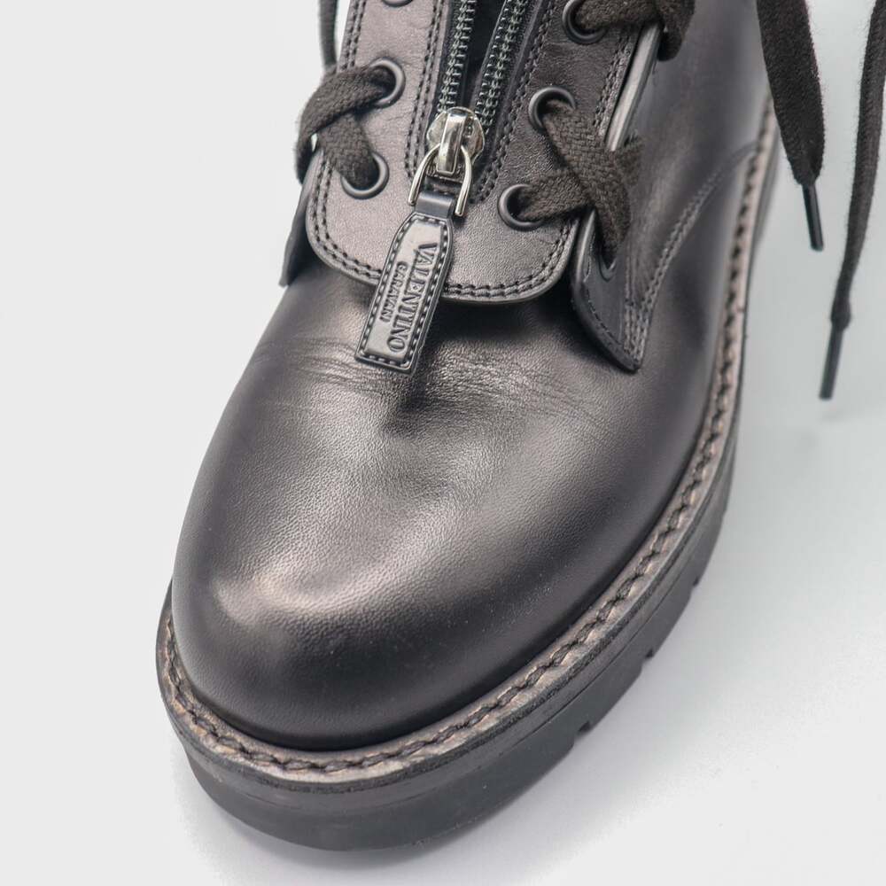 Valentino Garavani Black Leather Rockstud Lug Combat Boot EU 38.5 Fits W 8 / M 6 - Picture 10 of 16